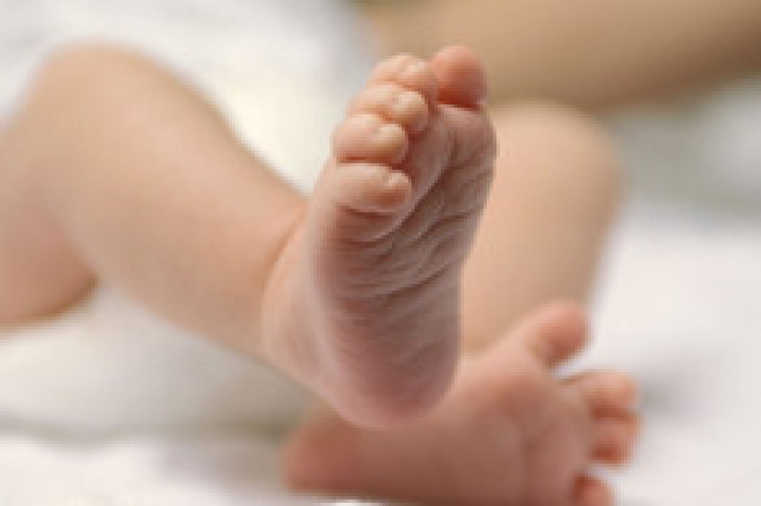 Беба пронађена крај пута остаће у болници