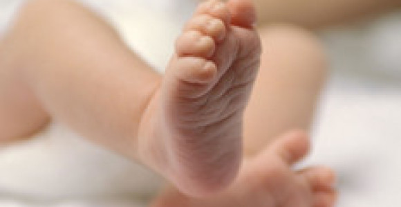 Beba pronađena kraj puta ostaće u bolnici