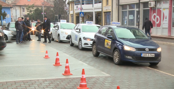 Politika umiješala svoje prste i u polaganje vozačkih ispita