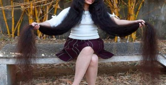 Tinejdžerka sa nadjužom kosom na svetu!