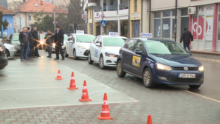 Политика умијешала своје прсте и у полагање возачких испита