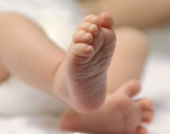 Beba pronađena kraj puta ostaće u bolnici