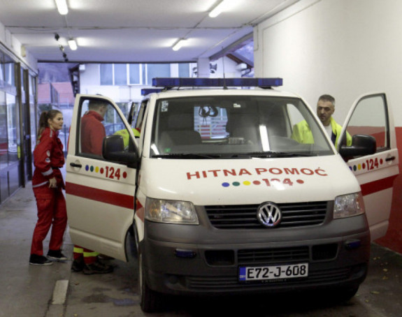 Vrata usmrtila muškarca dok ih je popravljao