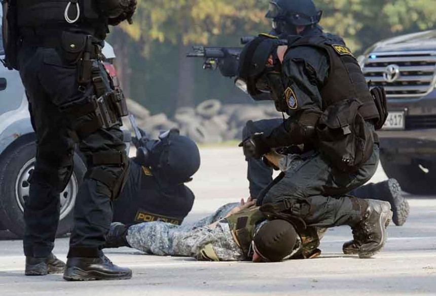 Uhapšene dvije osobe zbog krađe automobila