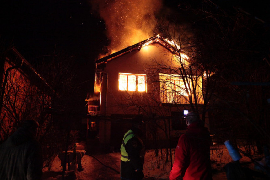 Велики пожар на породичној кући, страдала жена