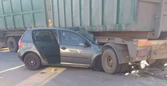 Teška nesreća: “Golf” podletio pod kamion