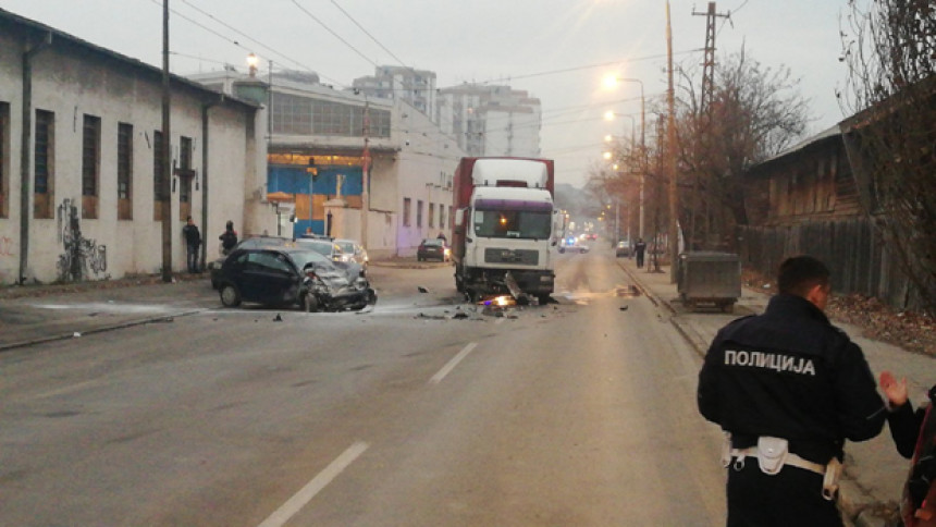 Beograd: Vozaču pozlilo, pa udario u kamion