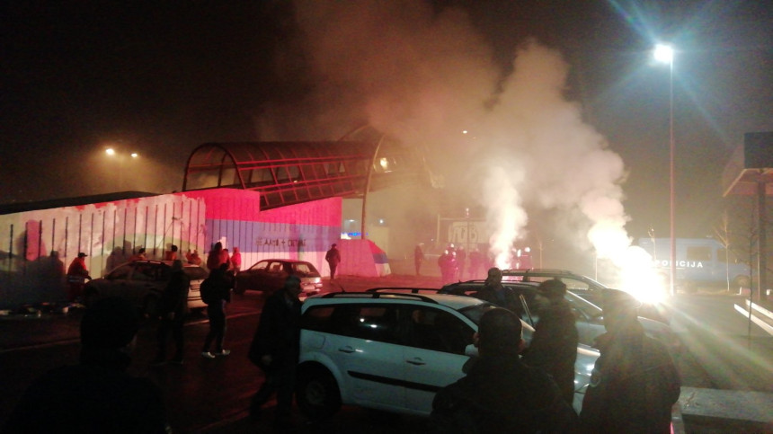 Podgorica: Bačen suzavac i šok bombe na mladiće