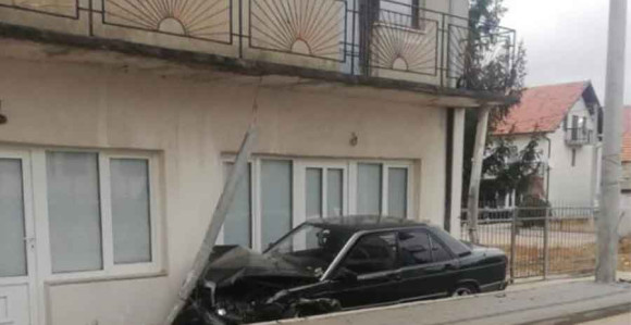 Sletio s puta i “mercedesom” udario u kuću