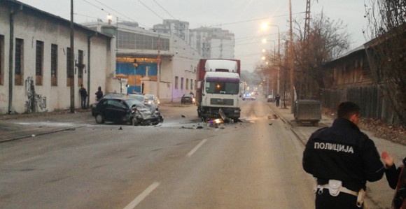 Beograd: Vozaču pozlilo, pa udario u kamion