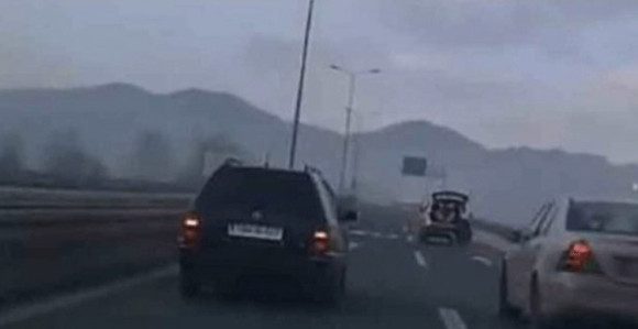 Na autoputu autom vukao muškarca na sankama