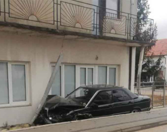 Sletio s puta i “mercedesom” udario u kuću