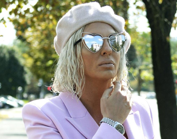 Divna bi danas napunila 62 godine, Jelena posetila grob i odnela ogroman beli buket!