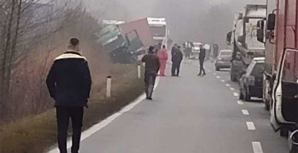 Vozač "renoa" poginuo u sudaru sa kamionom