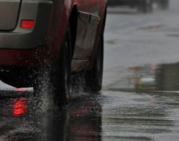 Saobraća se po mokrim i klizavim kolovozima