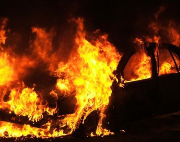 Na parkingu gorjelo pet automobila