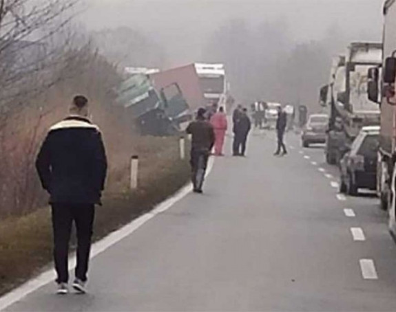 Vozač "renoa" poginuo u sudaru sa kamionom