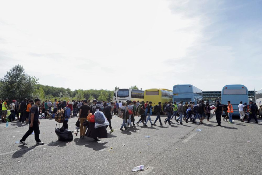 Хоргош: Мигранти пробили ограду, полиција пуцала
