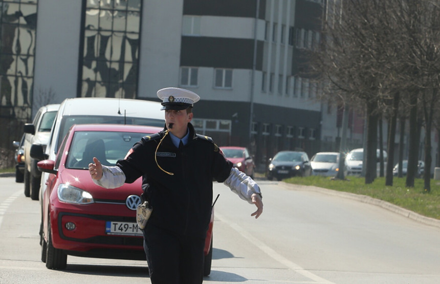 Predstavio se kao Lukačev vozač, vrijeđao vozače