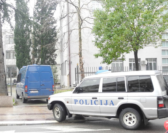 Policija traga za osobama koje su napale mladića