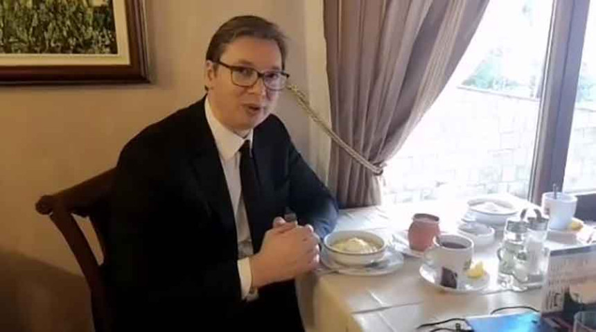 Zbog lošeg vremena Vučić se vratio u Mrkonjić