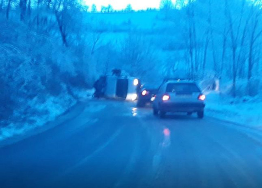 Povrijeđene tri osobe u prevrtanju kombija