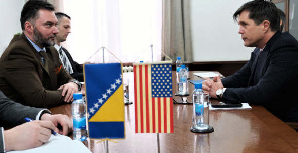 Staši Košarcu višak srpska trobojka?