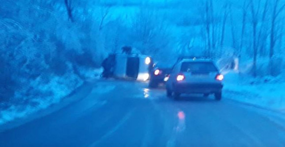 Теслић: Преврнуо се комби са радницима