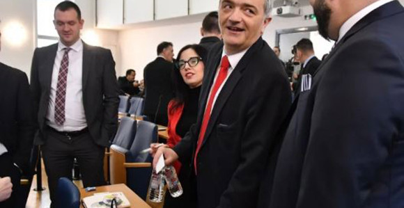 Pala Vlada Kantona Sarajevo!