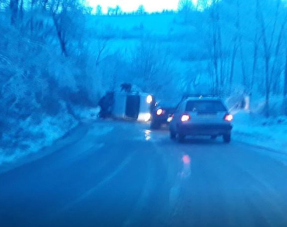 Povrijeđene tri osobe u prevrtanju kombija