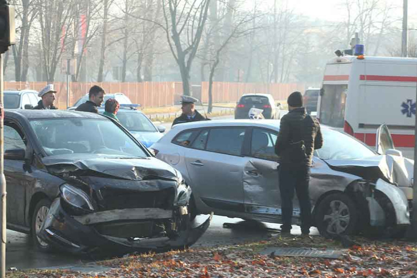 Banjaluka: Autom udario u banderu, povrijeđena žena