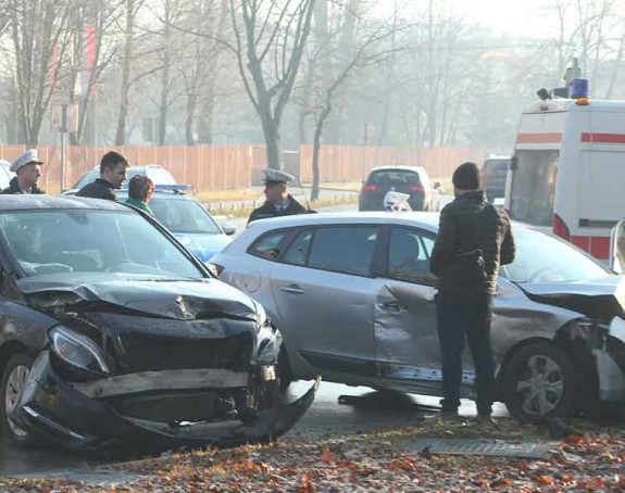 Banjaluka: Autom udario u banderu, povrijeđena žena