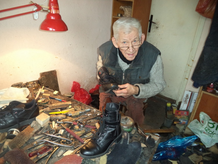 Veljko najstariji aktivni obućar u Republici Srpskoj