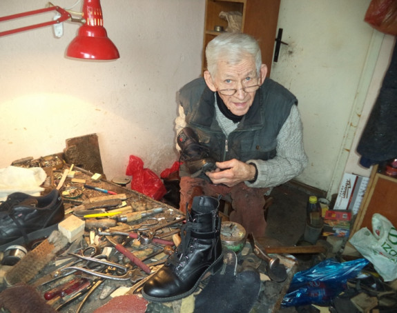 Veljko najstariji aktivni obućar u Republici Srpskoj