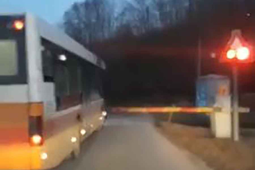 Vozač uprkos rampi, autobus prevezao preko pruge