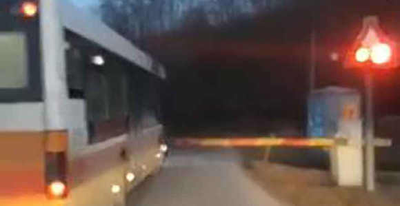 Vozač uprkos rampi, autobus prevezao preko pruge