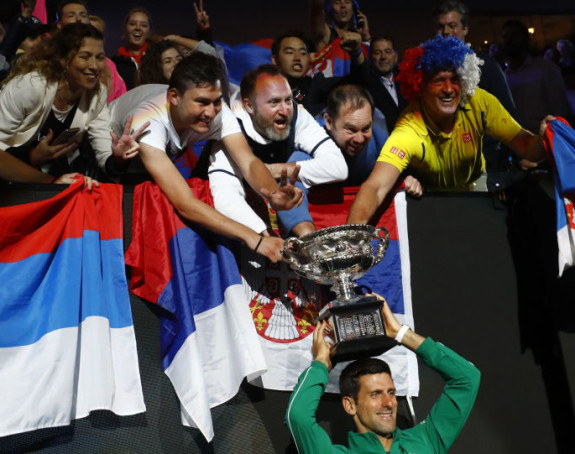 Srbi poveli kolo usred Melburna (video)