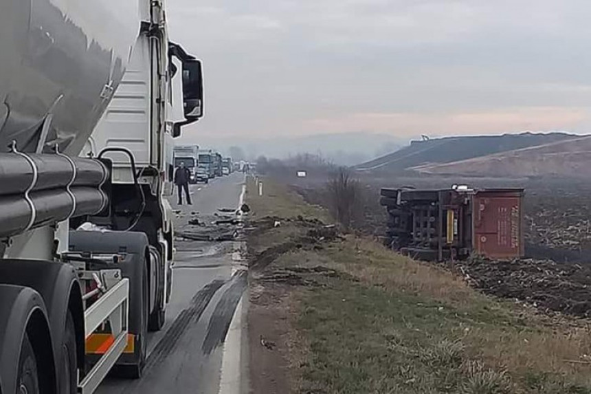 Kamion se prevrnuo nakon sudara s automobilom