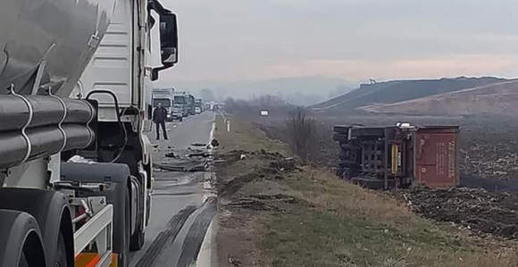Kamion se prevrnuo nakon sudara s automobilom