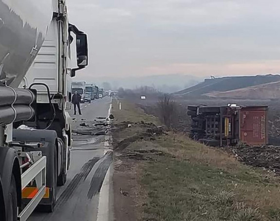 Kamion se prevrnuo nakon sudara s automobilom