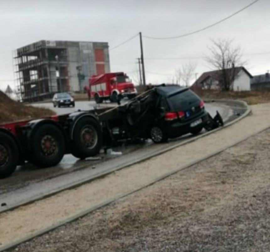 Težak sudar "golfa" i kamiona, jedna osoba poginula