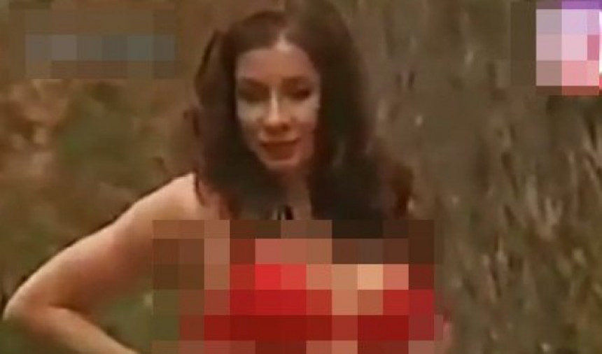Pevačica izvodi striptiz u šumi, dok je dvojica gledaju! (VIDEO)