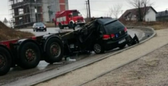Težak sudar "golfa" i kamiona, jedna osoba poginula