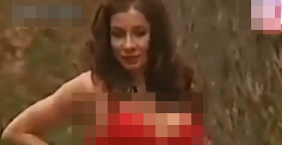 Pevačica izvodi striptiz u šumi, dok je dvojica gledaju! (VIDEO)