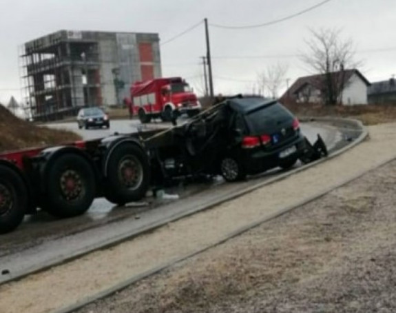 Težak sudar "golfa" i kamiona, jedna osoba poginula