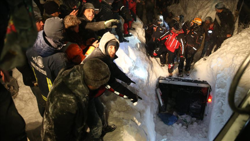 Лавина затрпала минибус, погинуло петоро људи