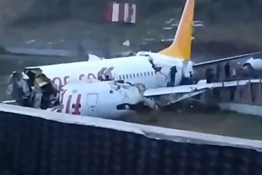 Turska: Avion skliznuo sa piste i prepolovio se
