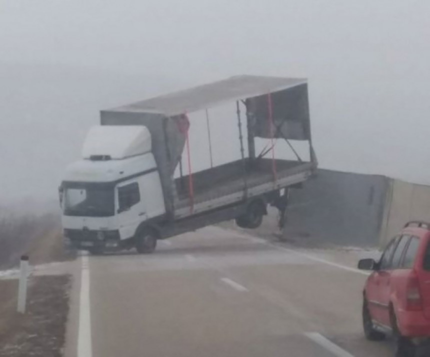 Kamion se popriječio na putu kod Livna
