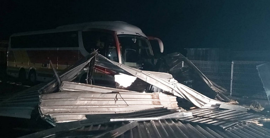 Goražde: Vjetar pokidao krov sa skladišta firme