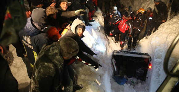 Лавина затрпала минибус, погинуло петоро људи